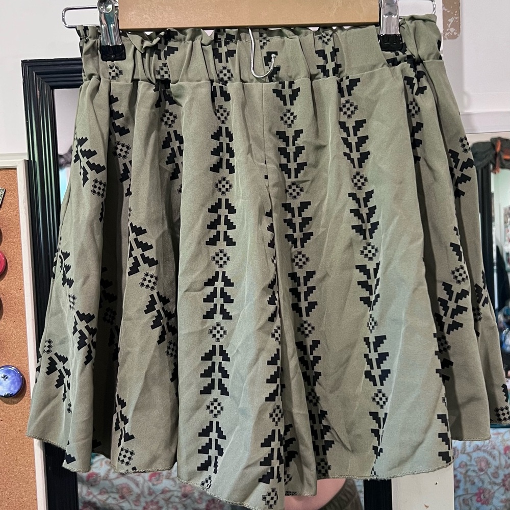 Shein Boho Black and Green Patterned Flounce Shorts Classic Dainty - Picture 4 of 7